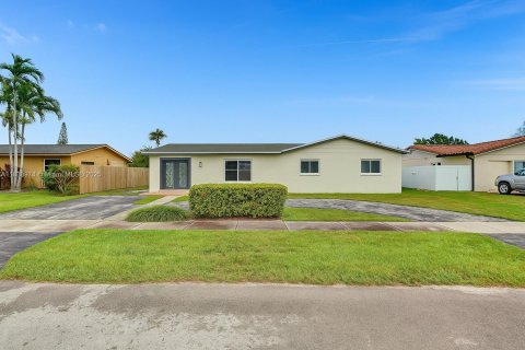 House in Miami, Florida 3 bedrooms, 189.33 sq.m. № 1821774 - photo 1