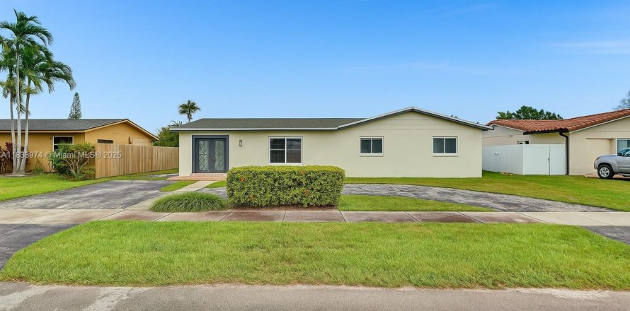 House in Miami, Florida 3 bedrooms, 189.33 sq.m. № 1821774