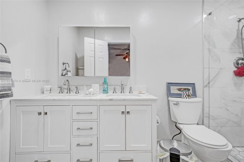 House in Miami, Florida 3 bedrooms, 189.33 sq.m. № 1821774 - photo 13