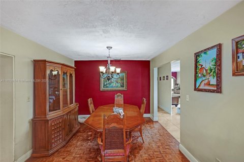 House in Miami, Florida 3 bedrooms, 189.33 sq.m. № 1821774 - photo 11