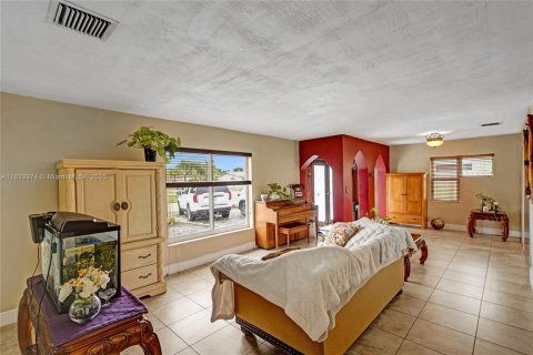 House in Miami, Florida 3 bedrooms, 189.33 sq.m. № 1821774 - photo 5