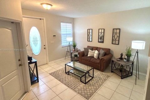 Adosado en venta en Miami, Florida, 3 dormitorios, 146.69 m2 № 1951407 - foto 4