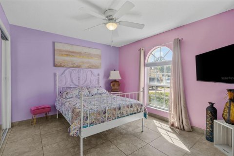House in Riverview, Florida 5 bedrooms, 227.05 sq.m. № 2394402 - photo 15