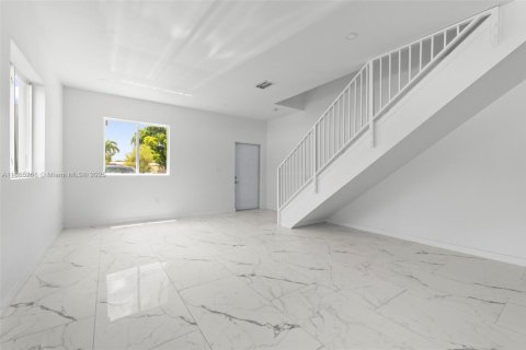 Casa en alquiler en Pompano Beach, Florida, 3 dormitorios, 131.46 m2 № 1893454 - foto 17