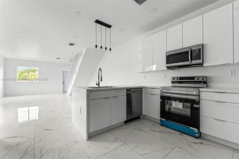Casa en alquiler en Pompano Beach, Florida, 3 dormitorios, 131.46 m2 № 1893454 - foto 5