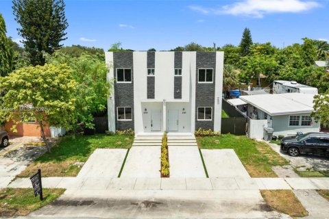 Casa en alquiler en Pompano Beach, Florida, 3 dormitorios, 131.46 m2 № 1893454 - foto 1