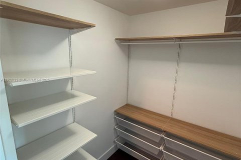 Condominio en alquiler en Miami, Florida, 1 dormitorio, 67.08 m2 № 1953602 - foto 17