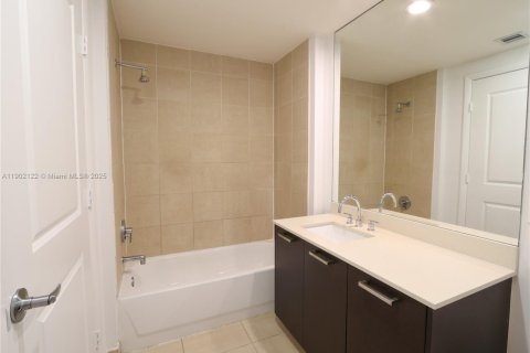 Condominio en alquiler en Miami, Florida, 1 dormitorio, 67.08 m2 № 1953602 - foto 23