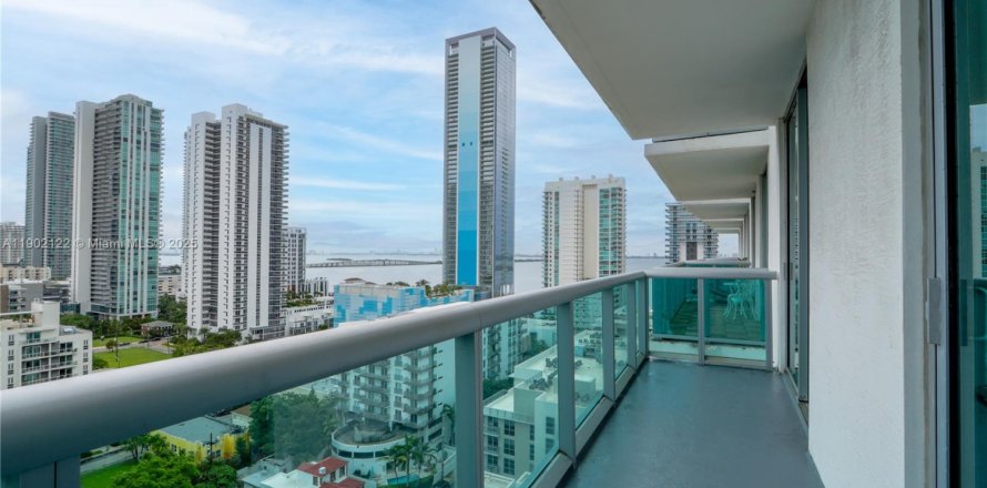 Condominio en Miami, Florida, 1 dormitorio  № 1953602