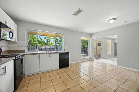 House in Sunrise, Florida 3 bedrooms, 146.79 sq.m. № 1825843 - photo 3
