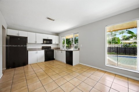 House in Sunrise, Florida 3 bedrooms, 146.79 sq.m. № 1825843 - photo 6