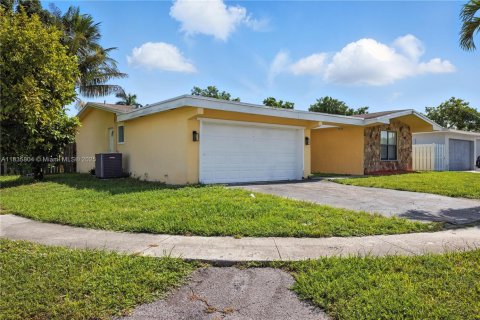 House in Sunrise, Florida 3 bedrooms, 146.79 sq.m. № 1825843 - photo 2