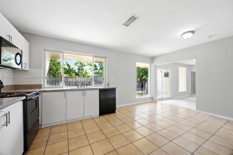 House in Sunrise, Florida 3 bedrooms, 146.79 sq.m. № 1825843 - photo 7