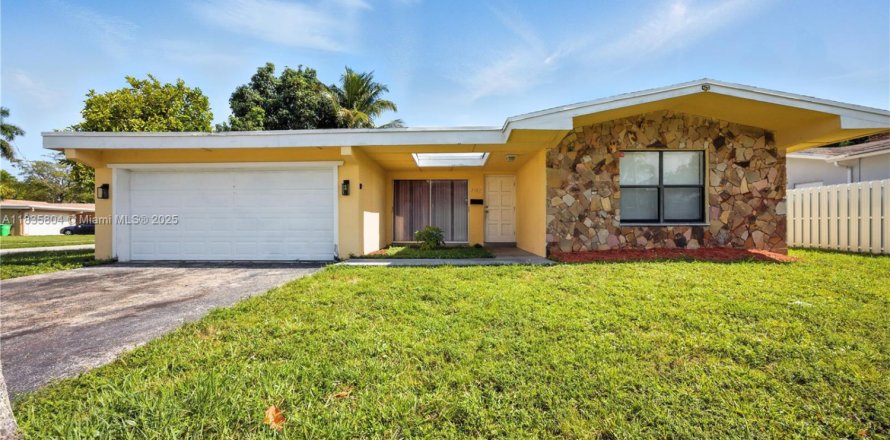 House in Sunrise, Florida 3 bedrooms, 146.79 sq.m. № 1825843