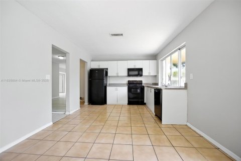 House in Sunrise, Florida 3 bedrooms, 146.79 sq.m. № 1825843 - photo 4