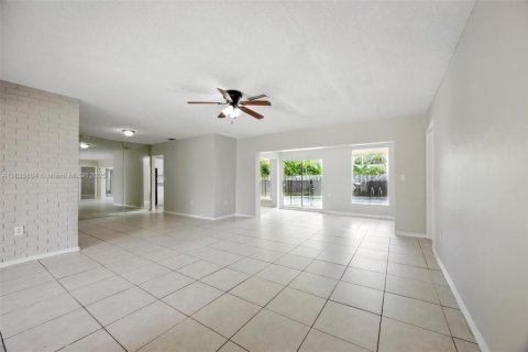 House in Sunrise, Florida 3 bedrooms, 146.79 sq.m. № 1825843 - photo 24