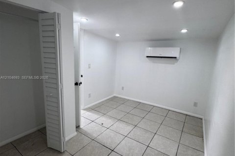 Immobilier commercial à louer à Miami, Floride: 1 chambre, 154.31 m2 № 2417614 - photo 10