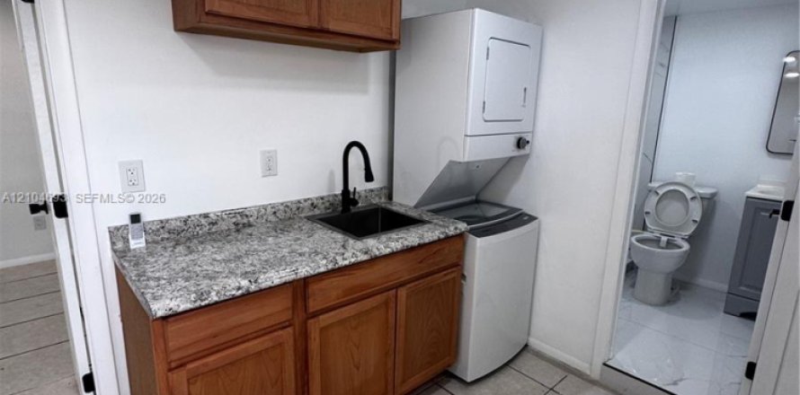 Immobilier commercial à Miami, Floride 1 chambre, 154.31 m2 № 2417614