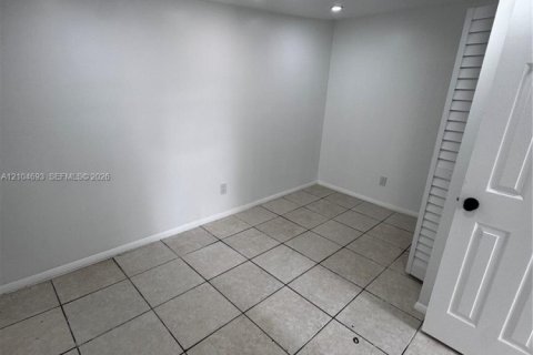 Immobilier commercial à louer à Miami, Floride: 1 chambre, 154.31 m2 № 2417614 - photo 8
