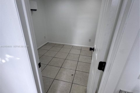 Immobilier commercial à louer à Miami, Floride: 1 chambre, 154.31 m2 № 2417614 - photo 6