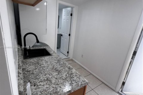 Immobilier commercial à louer à Miami, Floride: 1 chambre, 154.31 m2 № 2417614 - photo 3