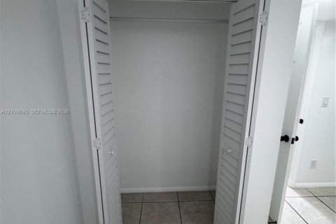 Immobilier commercial à louer à Miami, Floride: 1 chambre, 154.31 m2 № 2417614 - photo 9
