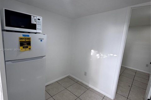 Immobilier commercial à louer à Miami, Floride: 1 chambre, 154.31 m2 № 2417614 - photo 4