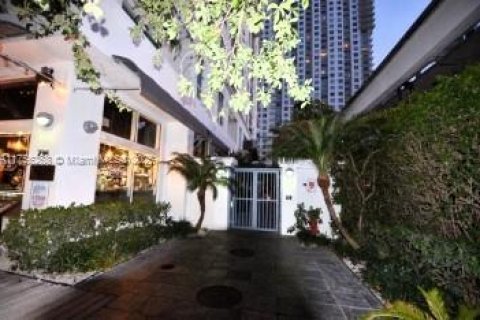 Condo in Miami, Florida, 1 bedroom  № 1860372 - photo 2