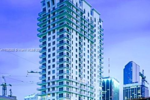 Condo in Miami, Florida, 1 bedroom  № 1860372 - photo 1