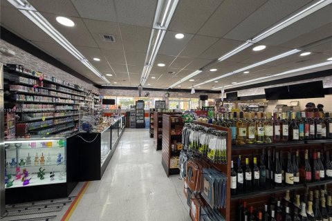 Commercial property in Miami, Florida № 2038955