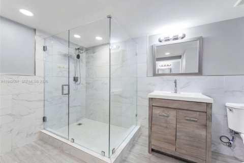 Condo in Tamarac, Florida, 2 bedrooms № 1999060 - photo 10