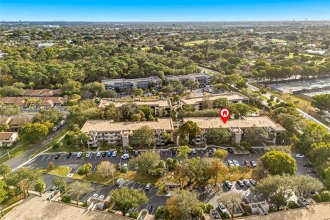 Condo in Tamarac, Florida, 2 bedrooms № 1999060 - photo 21