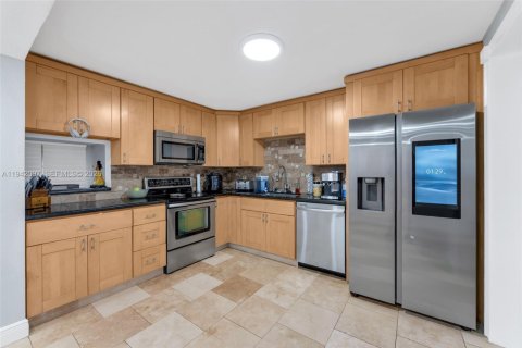 Condo in Tamarac, Florida, 2 bedrooms № 1999060 - photo 5