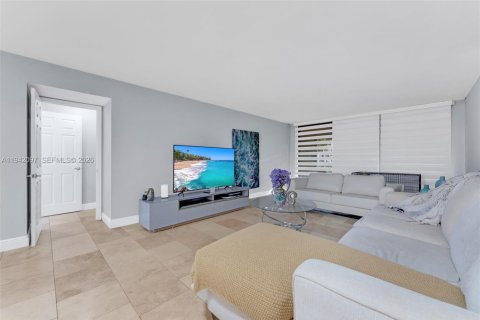 Condo in Tamarac, Florida, 2 bedrooms № 1999060 - photo 8