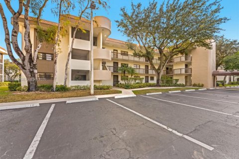 Condo in Tamarac, Florida, 2 bedrooms № 1999060 - photo 17