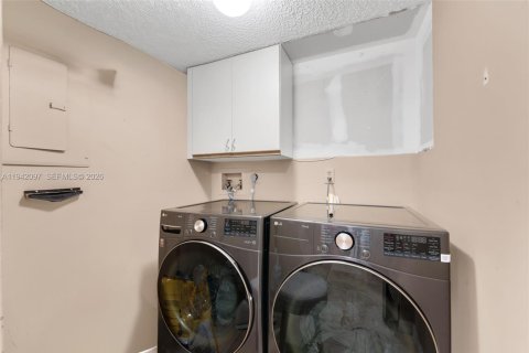 Condo in Tamarac, Florida, 2 bedrooms № 1999060 - photo 16