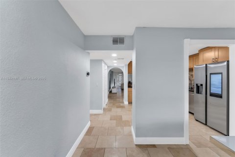 Condo in Tamarac, Florida, 2 bedrooms № 1999060 - photo 2