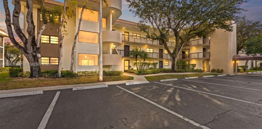 Condo in Tamarac, Florida, 2 bedrooms № 1999060