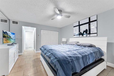 Condo in Tamarac, Florida, 2 bedrooms № 1999060 - photo 12