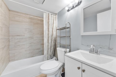 Condo in Tamarac, Florida, 2 bedrooms № 1999060 - photo 13