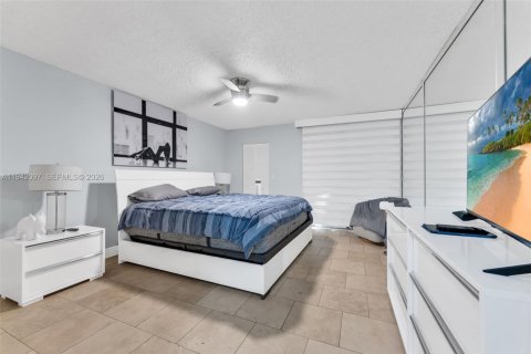 Condo in Tamarac, Florida, 2 bedrooms № 1999060 - photo 11