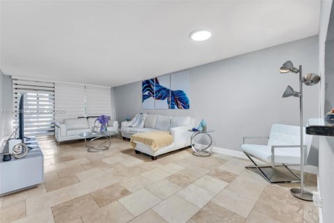 Condo in Tamarac, Florida, 2 bedrooms № 1999060 - photo 6