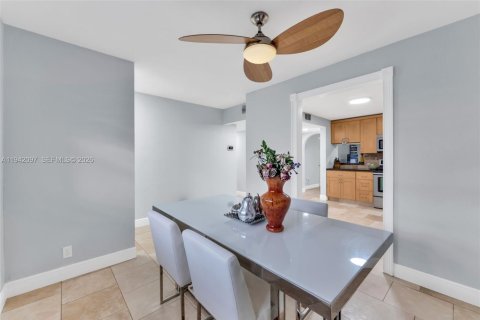 Condo in Tamarac, Florida, 2 bedrooms № 1999060 - photo 3