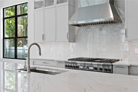 House in Tampa, Florida 5 bedrooms, 366.96 sq.m. № 891439 - photo 15
