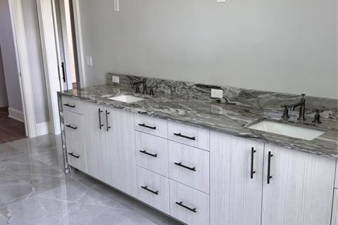 House in Tampa, Florida 5 bedrooms, 366.96 sq.m. № 891439 - photo 4