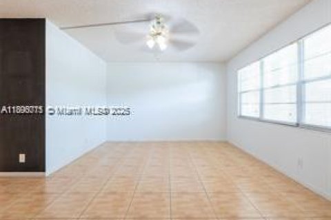 Condominio en venta en Pembroke Pines, Florida, 1 dormitorio, 75.34 m2 № 1947774 - foto 12