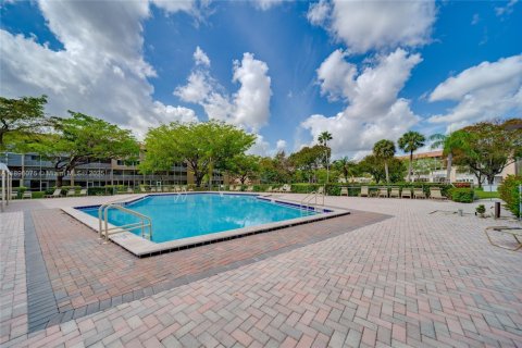 Condo in Pembroke Pines, Florida, 1 bedroom № 1947774 - photo 19