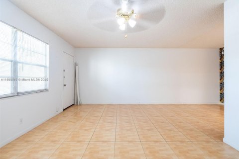 Condominio en venta en Pembroke Pines, Florida, 1 dormitorio, 75.34 m2 № 1947774 - foto 8