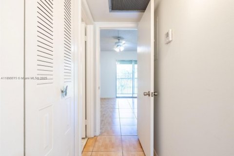Condominio en venta en Pembroke Pines, Florida, 1 dormitorio, 75.34 m2 № 1947774 - foto 10