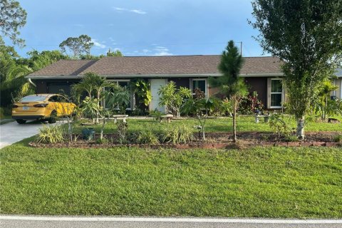 House in Port Charlotte, Florida 3 bedrooms, 146.79 sq.m. № 1881000 - photo 1